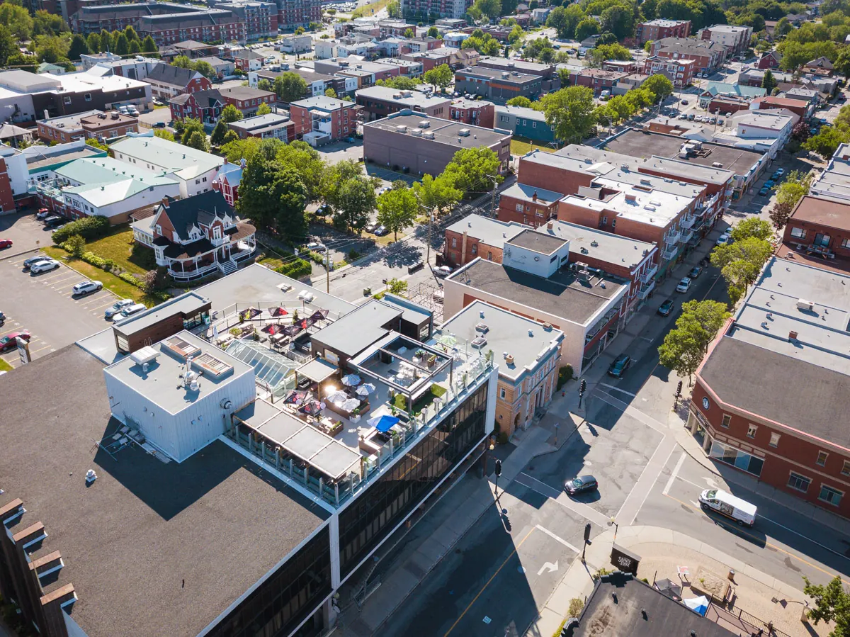 Vue sur le centre-ville de Drummondville depuis le toit