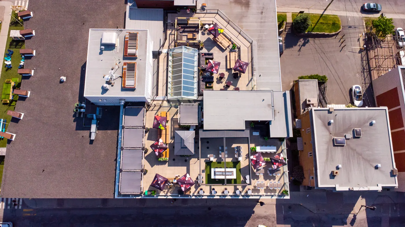 Vue aérienne de la terrasse et de ses parasols