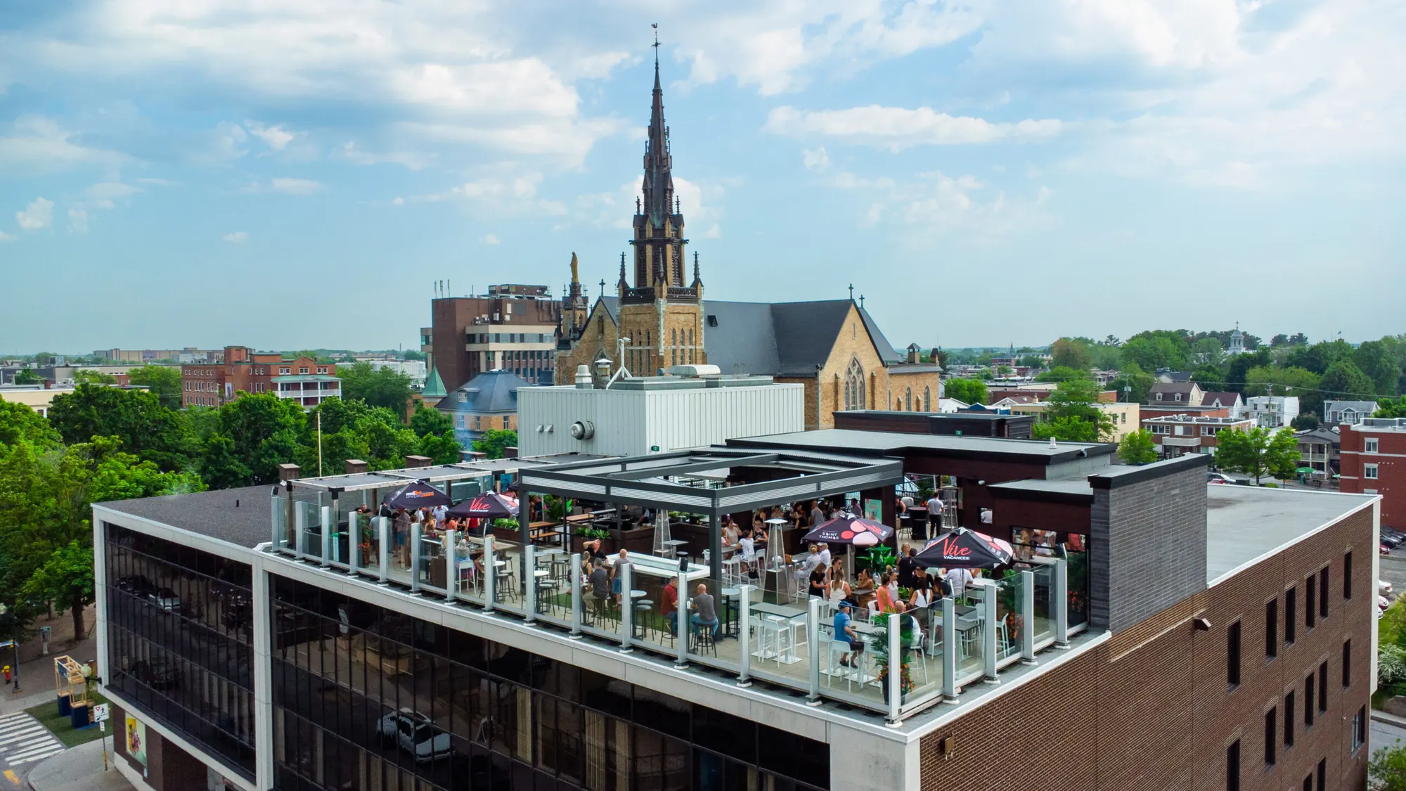 La Terrasse Diversimmo sur le toit du 235, rue Heriot, avec le clocher de l'église Saint-Frédéric derrière