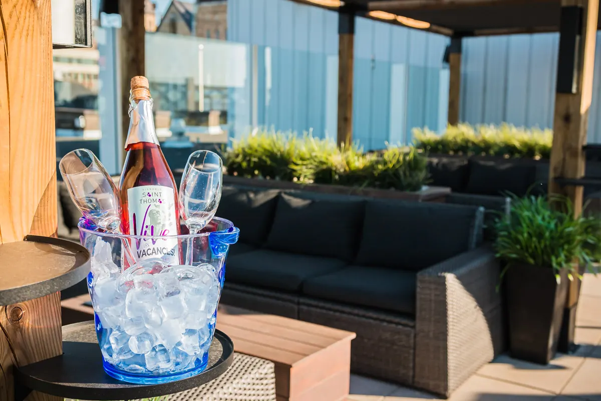 Coin lounge avec banquettes sur le rooftop