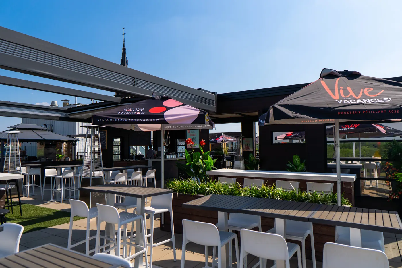 Parasols et tables de la terrasse sur le toit