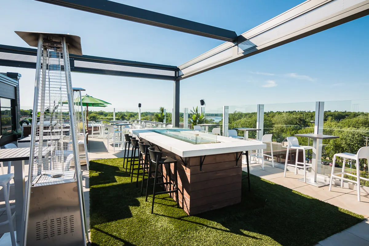 Table sur le gazon de la terrasse